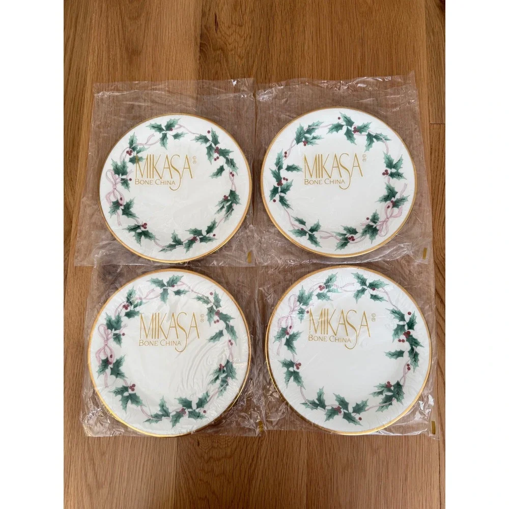 Set of 4 NIB Mikasa Ribbon Holly 8